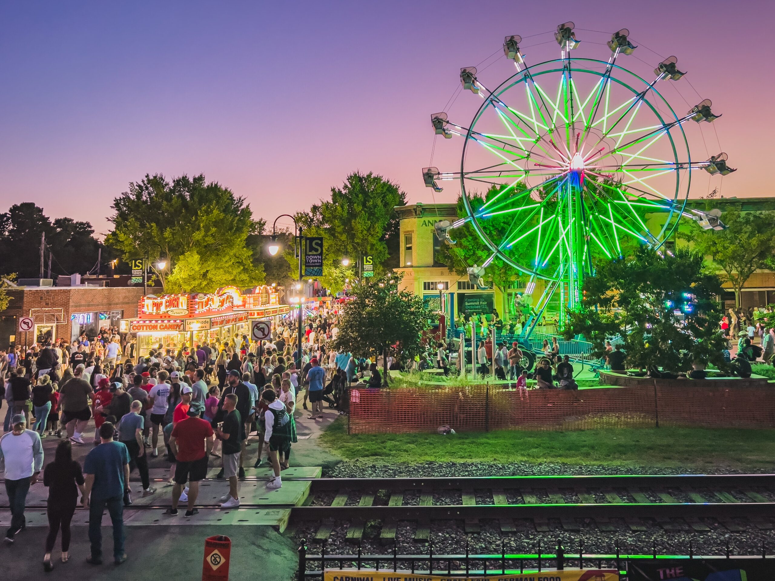 Farris wheel and crowd